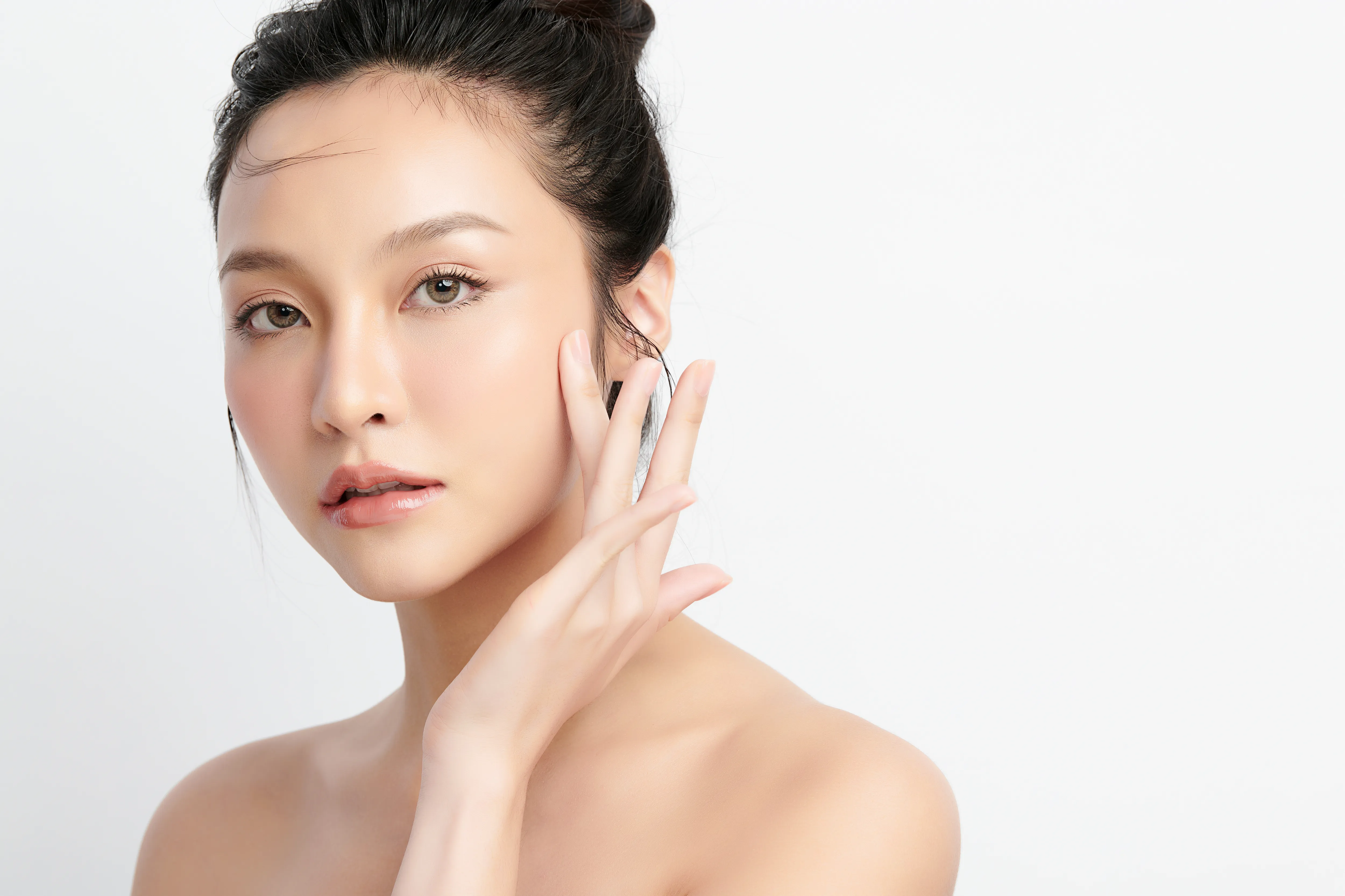 顔に手を当てる女性